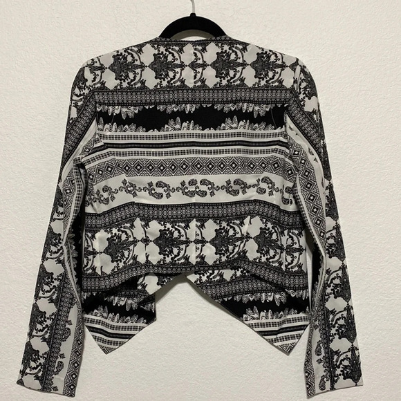 Bebe NWT Printed Asymmetrical Jacket - Picture 3 of 8